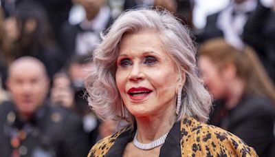 Le secret des cheveux gris radieux et lumineux de Jane Fonda