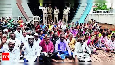 Weavers demand plots and compensation, protest against state govt | Hubballi News - Times of India