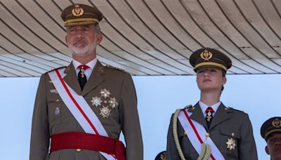 La princesa Leonor acompaña al rey Felipe VI a un acto militar, el primero como alférez cadete