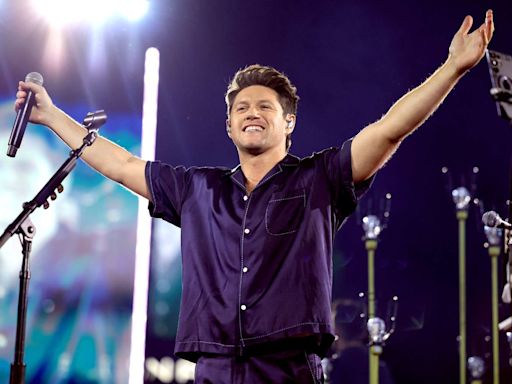 Niall Horan Pulls Fan on Stage for Surprise Duet: 'We've Found Scotland's Next Superstar'