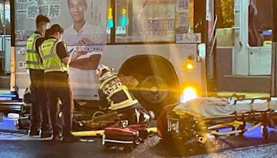 台中雨夜悲劇！公車警局旁撞2行人 女大生壓車底搶命40分慘死│TVBS新聞網