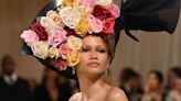 Zendaya, la star du Met Gala : elle s’offre un second look et apparaît avec un bouquet sur la tête et une robe XXL