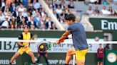 Alcaraz gana y enfrentará a Sinner en una final adelantada en Roland Garros