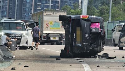 有片︱吐露港公路2車相撞釀4傷 輕貨撞壆翻側 熱心司機落車救人