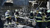 Ascienden a 16 los muertos en bombardeo ruso a un hipermercado en el noreste de Ucrania