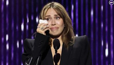 Miley Cyrus rend hommage à "Hannah Montana" et fond en larmes lors de la cérémonie Disney Legends