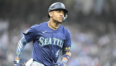 Mariners' Julio Rodriguez suffers apparent right ankle injury