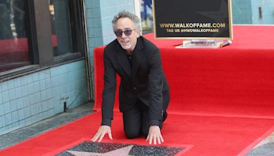 ‘Casi me pongo a llorar’: Tim Burton recibe su estrella en el Paseo de la Fama de Hollywood