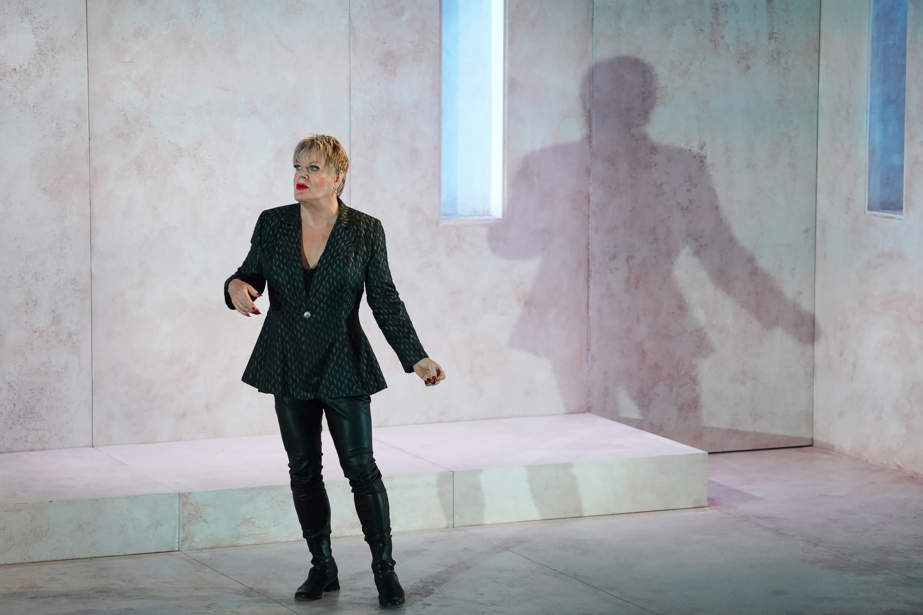 Review: Solo ‘Hamlet’ at Chicago Shakes is from an Eddie Izzard unwilling to compromise