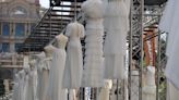 La Fura dels Baus pone a 'volar' 150 vestidos de novia durante la Barcelona Bridal Fashion Week