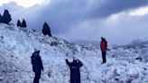 Las intensas lluvias y nevadas provocaron una avalancha en un lago de Neuquén que cortó por completo un camino