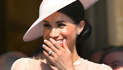 Acusan a Meghan Markle de agrandar el diamante de su anillo de compromiso