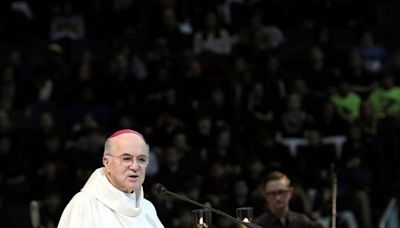 Arzobispo que pidió la renuncia del Papa Francisco dice que enfrenta una acusación de cisma - La Tercera