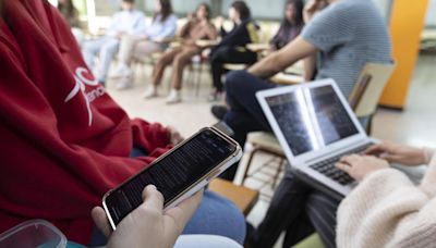 Un 62% de las familias catalanas no quiere que su hijo tenga móvil hasta los 16, pero el 82% se lo compra a los 12