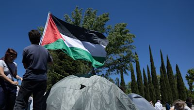 Ismael Serrano, Marwán, Vetusta Morla o Juan Diego Botto acuden a la acampada de la UCM en apoyo a Palestina