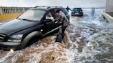 Supervivencia ante emergencias meteorológicas: ¿cómo salir de un coche arrastrado por el agua?