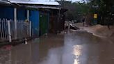 Chuva volta a alagar vias em Porto Alegre