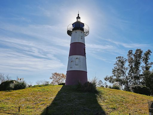 La curiosa historia de la ciudad bonaerense que tiene un faro, pero está a 700 kilómetros del mar