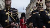 NO COMMENT: Desfile histórico de la Guardia británica y la Guardia Nacional francesa en el Elíseo