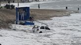 Santa Clara: un auto circulaba por la costanera, cayó a la arena y los tres ocupantes fueron internados en terapia intensiva