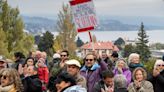 Radio Nacional Bariloche: con un sentido abrazo y un baile rechazaron la privatización - Diario Río Negro