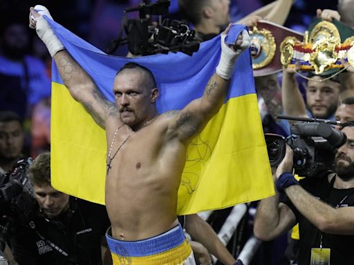 Oleksandr Usyk reacciona al cabezazo que recibió un miembro de su equipo por parte de John Fury - La Opinión