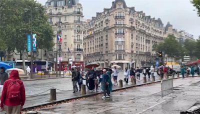 巴黎交通打結頻誤點! 接駁車擠爆王冠閎被迫「席地而坐」