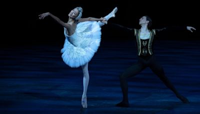 Review: SWAN LAKE IN-THE-ROUND, Royal Albert Hall