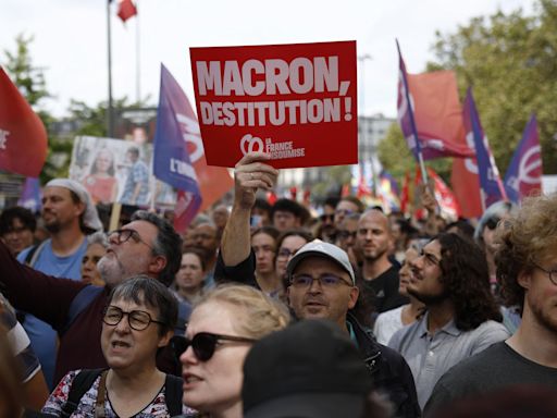 La izquierda de Francia se moviliza contra la "traición" de Emmanuel Macron tras nombrar a Michel Barnier