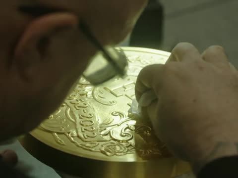 Público Tv - Una moneda gigante de oro para conmemorar el Jubileo de Platino de Isabel II