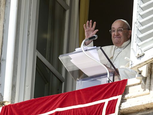 Pope Francis urges married couples to ‘be open to life’