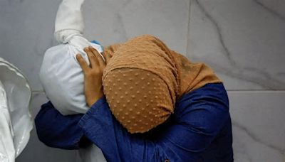 World Press Photo 2024 al fotografo palestinese Salem per la foto della donna che culla la nipotina morta a Gaza