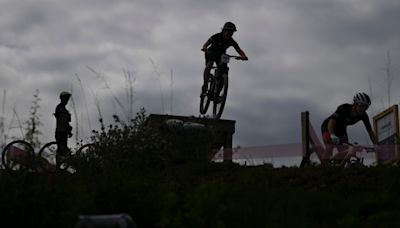 Olympic cyclists criticize the streets of Paris, man-made mountain bike venue as competition begins