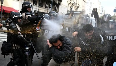 Manifestantes enfrentam repressão da polícia na Argentina após Congresso bloquear reajuste da aposentadoria; vídeo