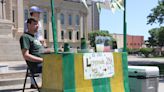 This lemonade stand at the Kansas Statehouse is activists' way of advocating for tax cuts