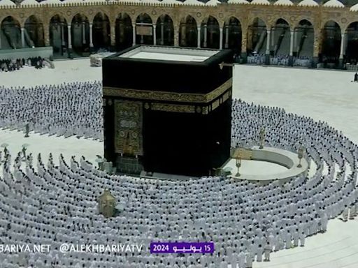 Watch the moment sun aligns perfectly above Kaaba, erasing shadows at Grand Mosque