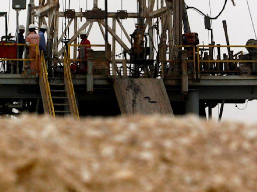 Países petroleros extienden recorte de producción para apuntalar los precios