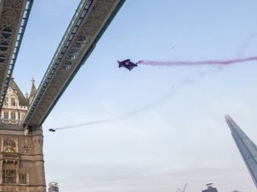 Tower Bridge: Red Bull skydivers complete wingsuit flight