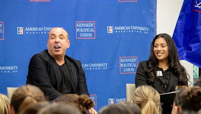 Rick Hoffman lights up campus with funny anecdotes and critical advice