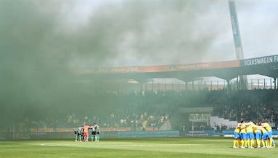 Niedersachsen Eintracht Braunschweig - Hannover 96: Viel Rauch um ein 0:0 im Derby