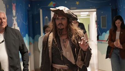 Johnny Depp volvió a ponerse en la piel de Jack Sparrow para sorprender a unos niños internados