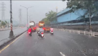 快訊／高雄大雷雨沿海路淹大水！「沿路摔車、拋錨」119到場騎士失蹤