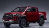 Toyota 最暢銷皮卡 Hilux 新年式升級亮相！GR Sport 粗獷造型更有氣勢 - 自由電子報汽車頻道