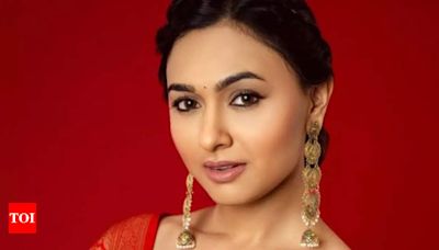 Chhaya Vora, Aarjav Trivedi, and Jolly Rathod extend birthday wishes to Alisha Prajapati | Gujarati Movie News - Times of India