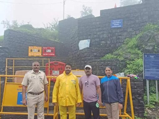 Watch: Horrific visuals of tourists stranded at Raigad fort amid heavy rain; rescue efforts on | Navi Mumbai News - Times of India