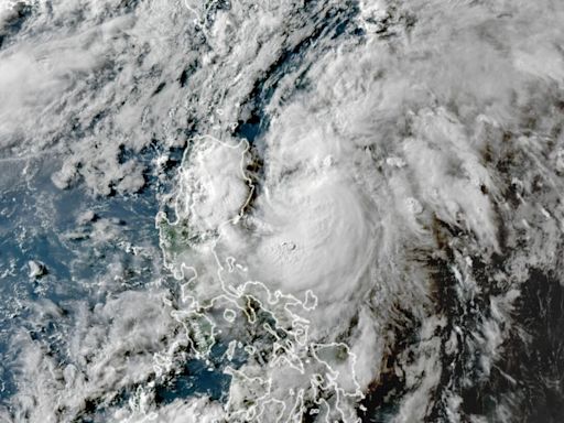 Typhoon Kills Three in Philippines, Is Headed to Japan