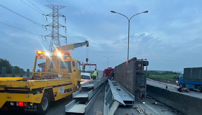 快訊/西濱伸港段聯結車自撞翻覆！H型鋼樑散落...後方2轎車遭殃 現場封閉中