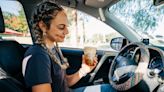 Los estadounidenses, hambrientos (pero sin ganas de interactuar con otra gente), optan por consumir desde su auto