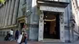 El BBVA reorganiza su cúpula en plena opa al Sabadell para crear dos nuevas áreas de minoristas y empresas