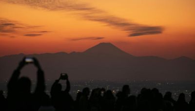 富士河口湖町打卡遊客影響居民 自治單位設黑布擋景色盼止亂象